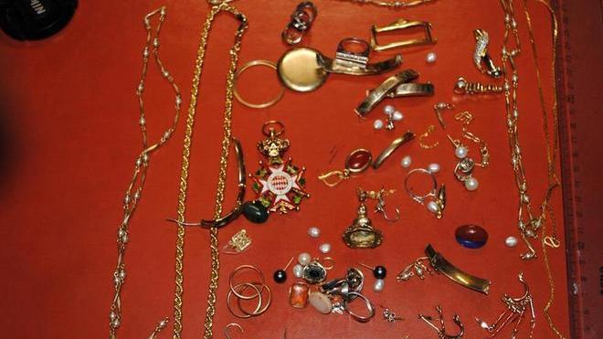 Denunciata per ricettazione titolare di un negozio «compro oro»