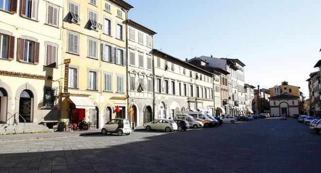 Su e giù per la piazza per poter pagare la sosta 