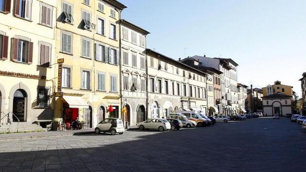 Su e giù per la piazza per poter pagare la sosta