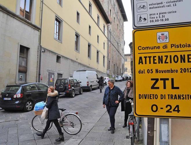 Contro la rivolta il sindaco offre 102 posti e le navette 