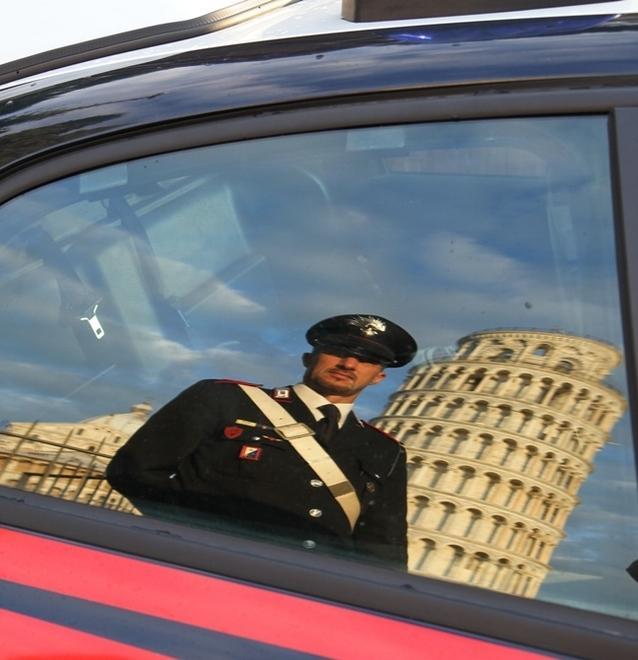 Sfila ai turisti un borsello con 2.500 euro nomade arrestata in piazza dei Miracoli