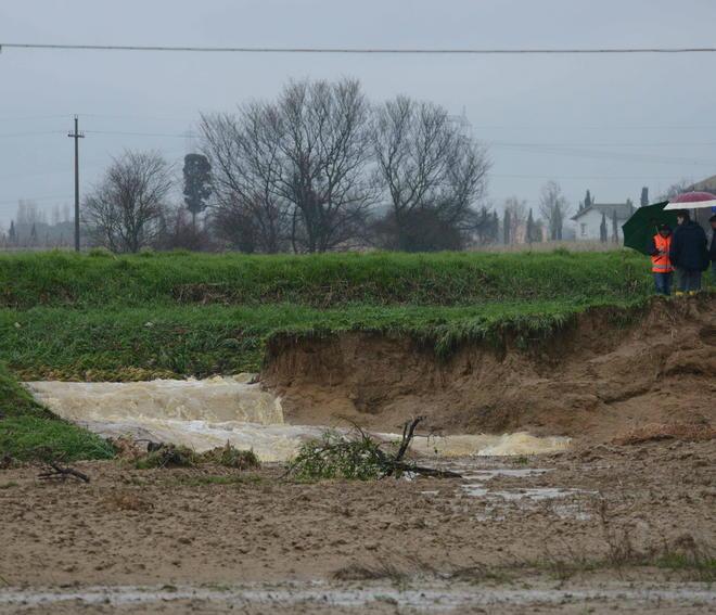 Il rio allaga Poggio alla Farnia 