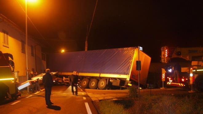 Camion nel fosso, proteste nel Giardo