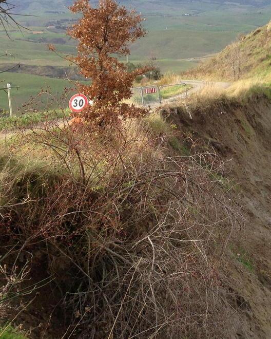 Maltempo, frana la strada agriturismo isolato