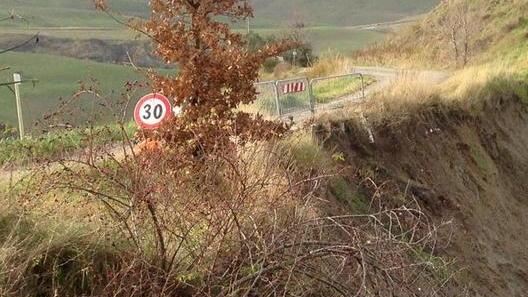 Maltempo, frana la strada agriturismo isolato