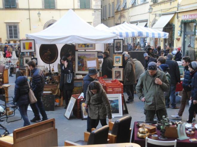 Appello Ascom: «I banchi anche nelle strade laterali»