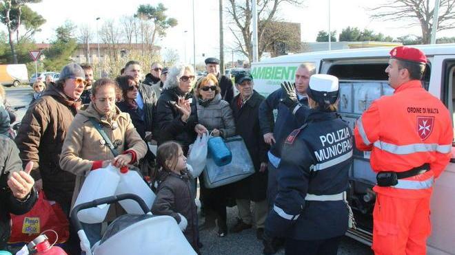 Assalto alle autobotti in coda alle fontanelle