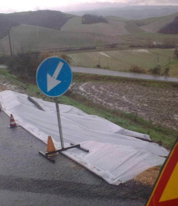 Calanchi con numerosi crateri danni anche a Castelfalfi