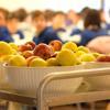 Insalata con lumachine nella mensa dei bambini 