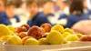 Insalata con lumachine nella mensa dei bambini
