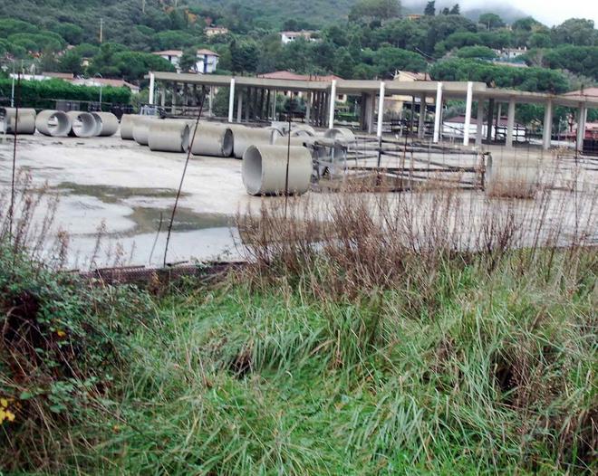 Ecco le ruspe per demolire l’ecomostro di Procchio 