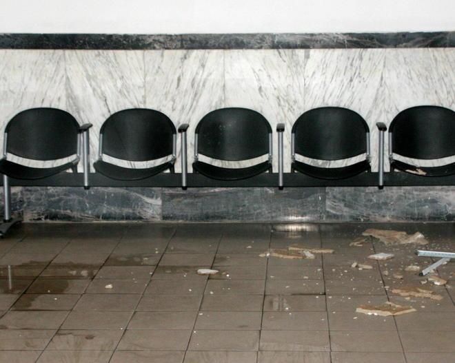 Il tetto cade a pezzi, chiusa la stazione 