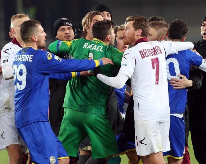 Mazzoni aggredito in tribuna e “buu” razzisti a Duncan 