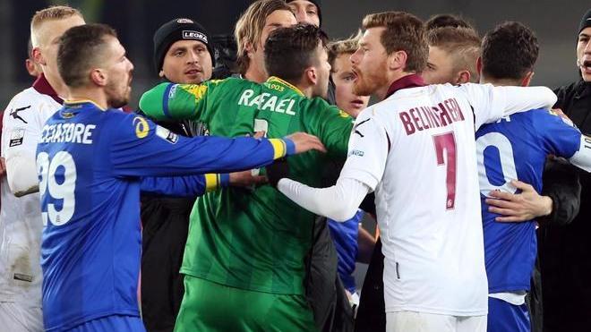 Mazzoni aggredito in tribuna e “buu” razzisti a Duncan