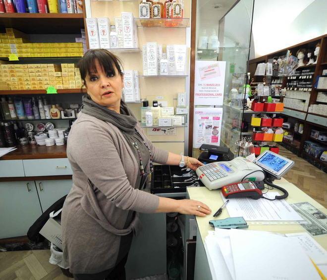 La negoziante mette in fuga i rapinatori 