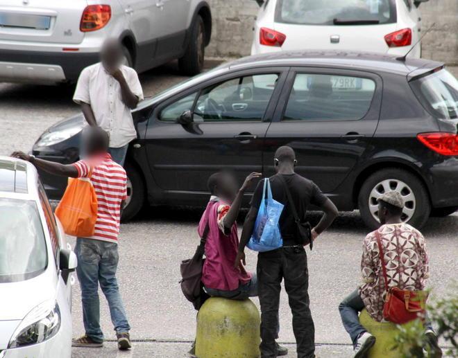 Spostare il mercato e stop ai parcheggiatori abusivi 