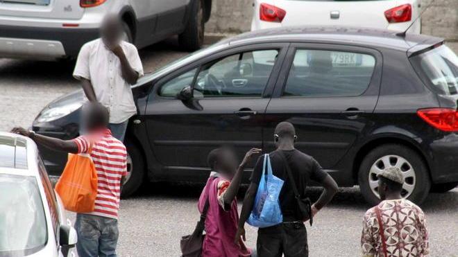 Spostare il mercato e stop ai parcheggiatori abusivi