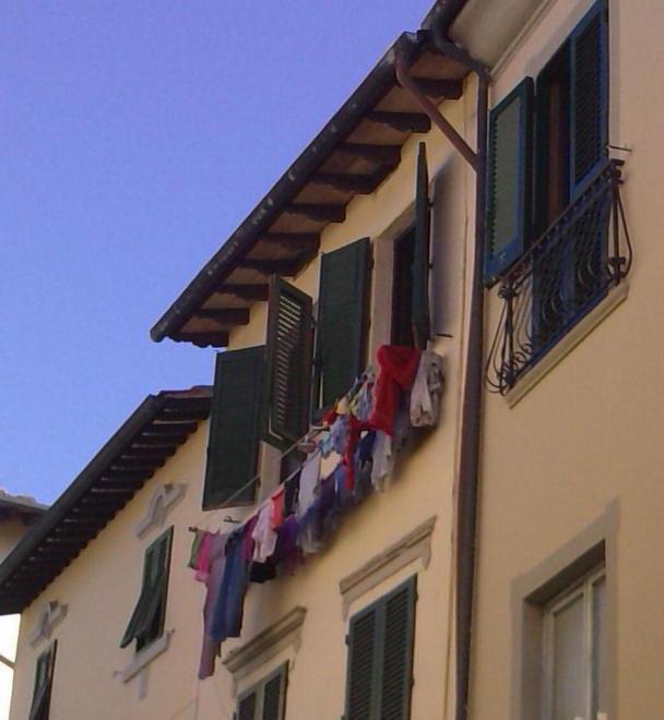 Panni stesi, c’è l’intesa escluse le finestre che danno sulle strade 
