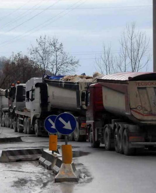 Giro di vite sui tir del lapideo: obbligo di copertura 