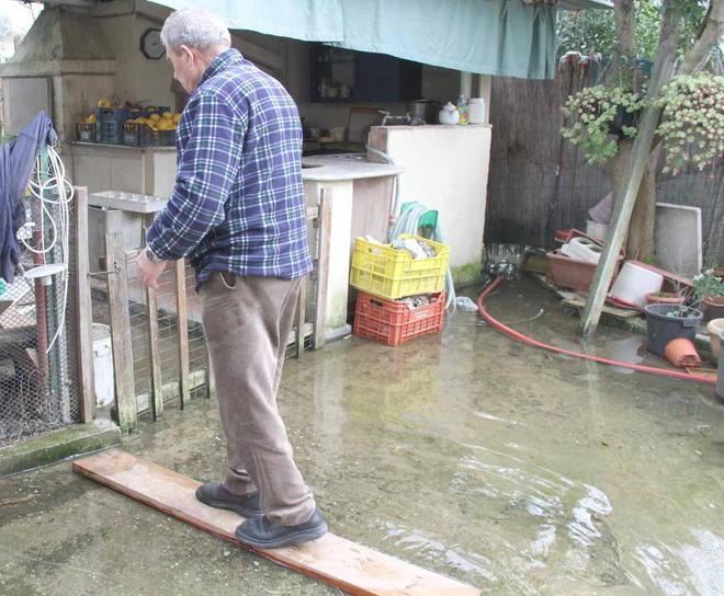 Via Bulderini sott’acqua la protesta dei cittadini 