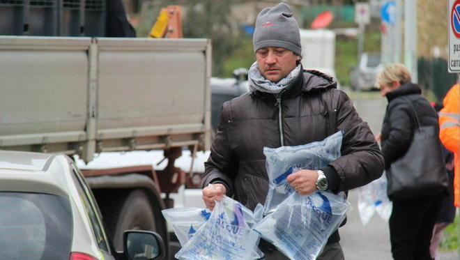 La frenetica corsa alle autobotti tra code, rabbia e anche tensioni