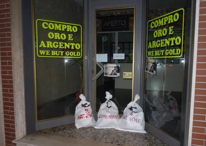 Clamorosa protesta contro i «Compro oro» 