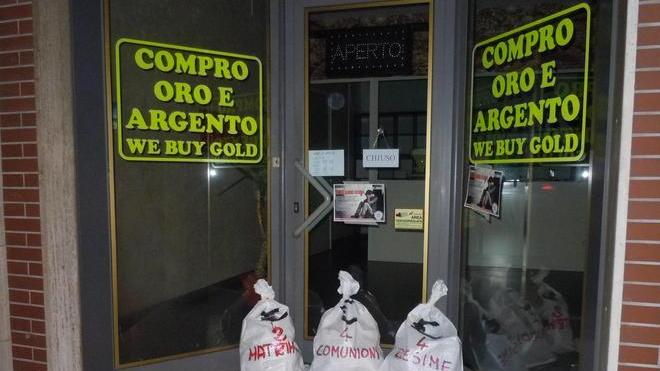 Clamorosa protesta contro i «Compro oro»