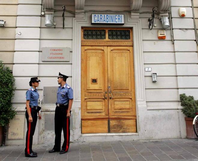 Esce armato per vendicarsi dopo un litigio: i familiari lo fanno arrestare 