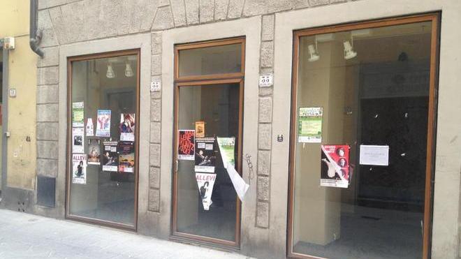 Le pubblicità tappezzano le vetrine dei fondi sfitti