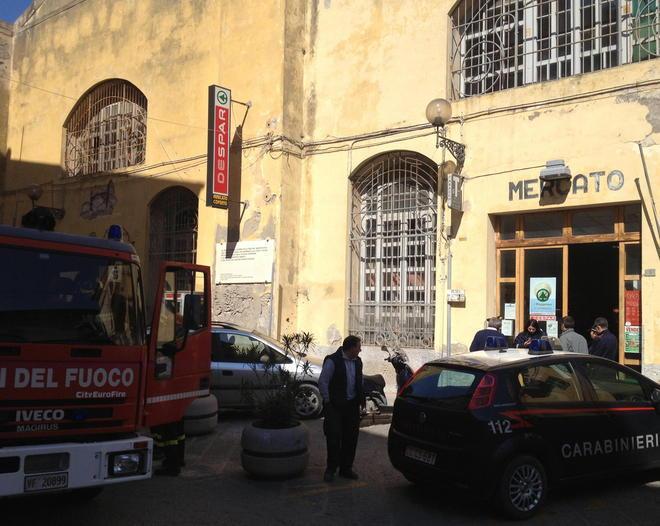 Paura nel centro di Portoferraio, cede il soffitto del mercato coperto 