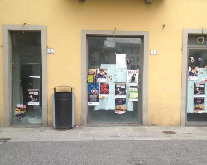 «Basta con la cattiva abitudine di imbrattare le vetrine» 
