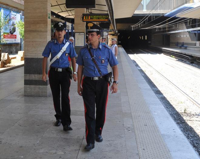 Senza biglietto, scaraventa il capotreno sui binari: arrestato 