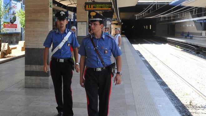 Senza biglietto, scaraventa il capotreno sui binari: arrestato