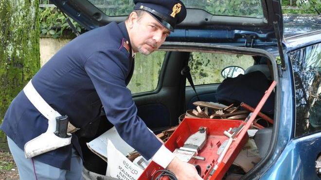 Ladri di rame si gettano dall’auto in corsa per sfuggire all’arresto