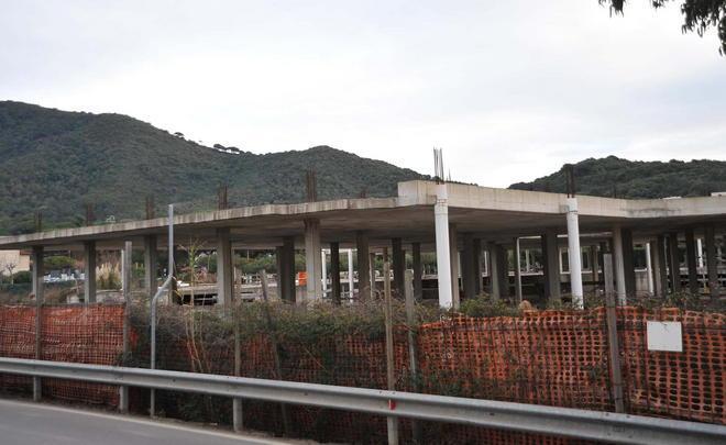 L’ecomostro va giù, lunedì arrivano le ruspe 
