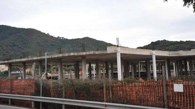 L’ecomostro va giù, lunedì arrivano le ruspe