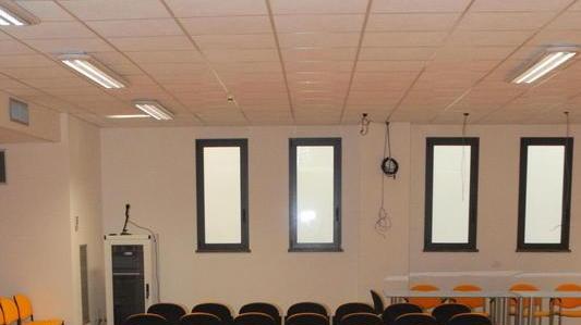 Funzionario strappa locandine del Cineclub