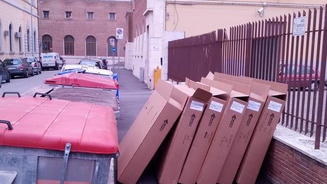 Chiude il marciapiede con i cartoni