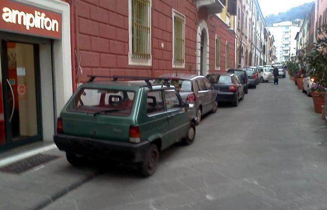 Auto padrone dei marciapiedi, proteste per i parcheggi abusivi 