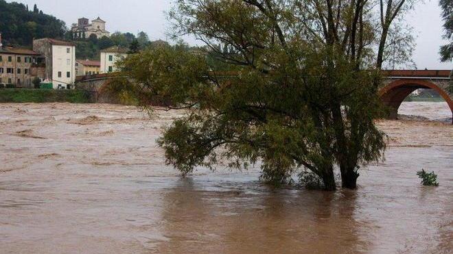 Allerta pioggia fino a mezzanotte: si teme la piena