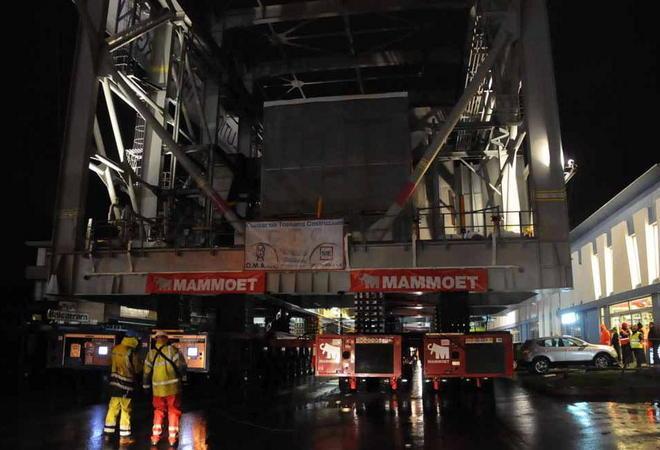 Sotto la pioggia il trasferimento della gigantesca turbina 