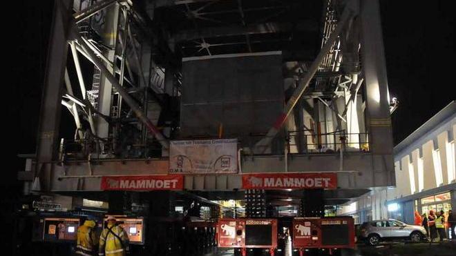 Sotto la pioggia il trasferimento della gigantesca turbina