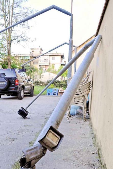 Rubate le antenne alle auto in sosta