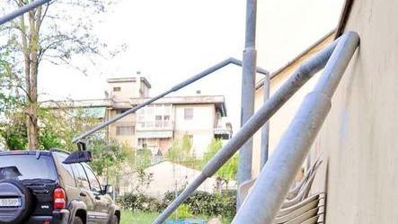 Rubate le antenne alle auto in sosta