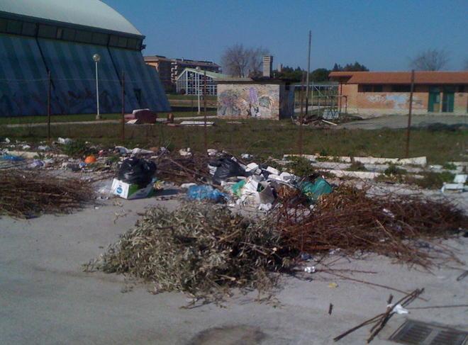 Una discarica nel parcheggio 