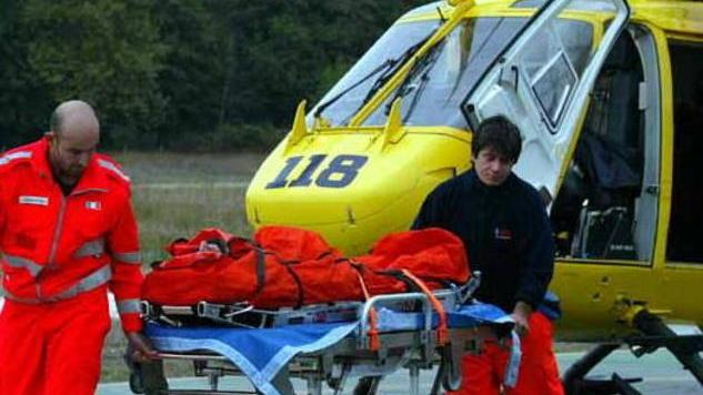 Precipita per 300 metri sulle Apuane