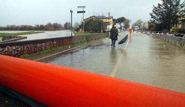 Maltempo, strade e scuole chiuse. Case allagate 