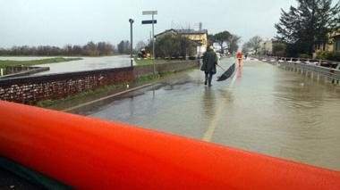 Maltempo, strade e scuole chiuse. Case allagate
