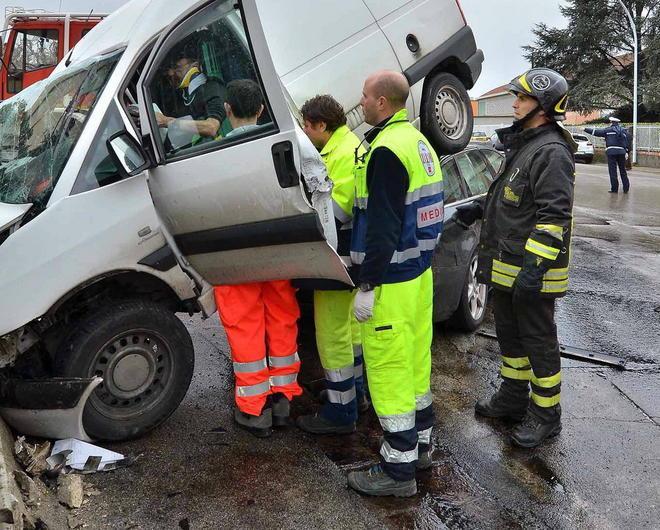 Furgone “vola” sopra un’auto a Empoli: due feriti 
