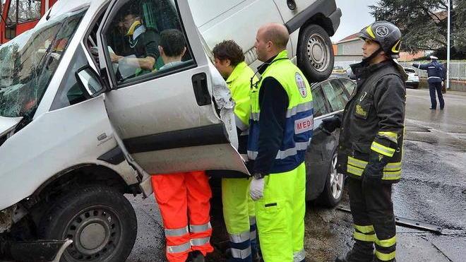 Furgone “vola” sopra un’auto a Empoli: due feriti